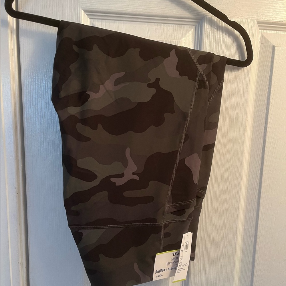 Dark green camouflage, athletic cropped legging